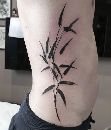 hình xăm lá trúc ở mạn sườn