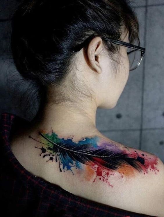 hình xăm lông vũ màu sắc bí ẩn