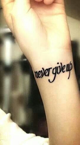 hình xăm never give up ở cổ tay