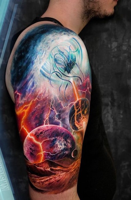 hình xăm ngân hà thủy hỏa ở bắp tay cho khách