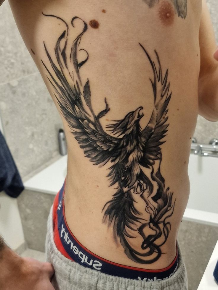 hình xăm ở mạn sườn gợi cảm cho khách