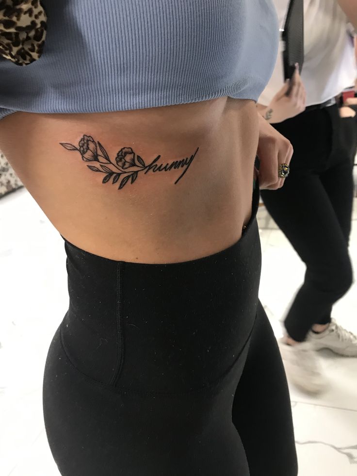 hình xăm ở mạn sườn hoa và chữ