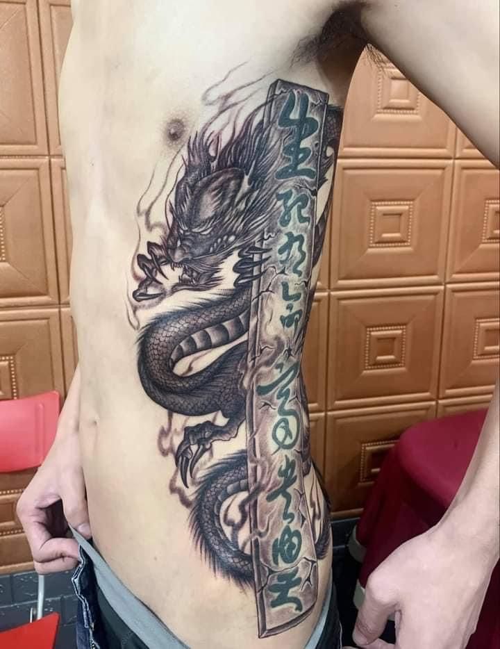 hình xăm ở mạn sườn huyền ảo cho khách mới