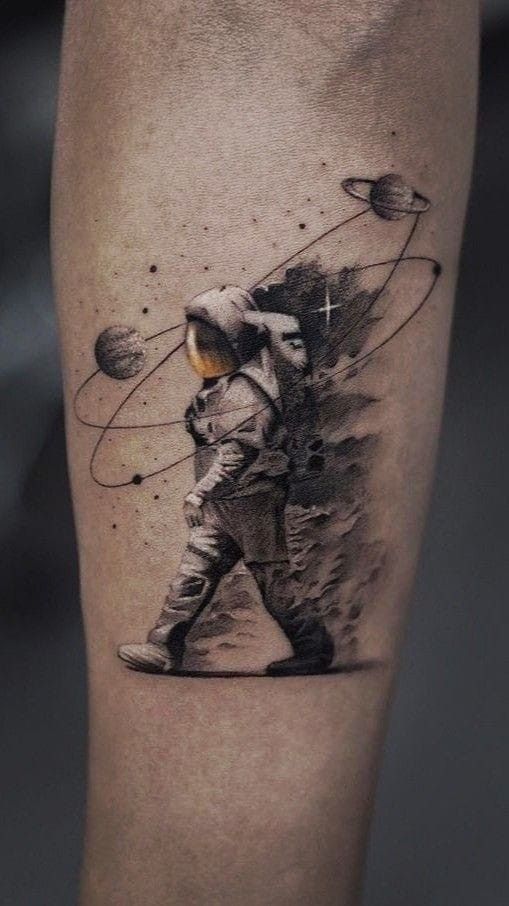 hình xăm phi hành gia bước đi trong vũ trụ