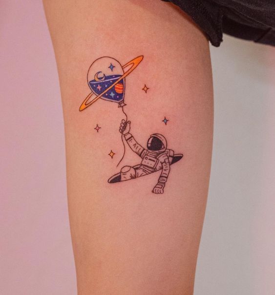 hình xăm phi hành gia mini ở bắp chân