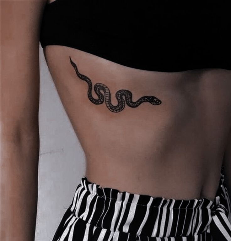 hình xăm rắn cho khách