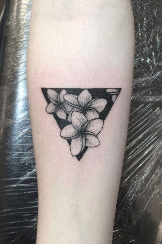 thiết kế tam giác ba bông hoa