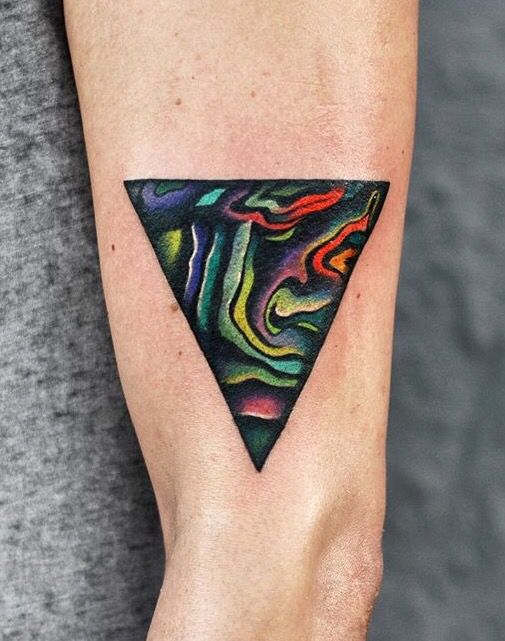 hình xăm tam giác đầy màu sắc