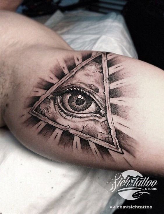 con mắt nổi bật giữa hình tam giác