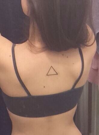 tattoo tam giác sau lưng cho nữ