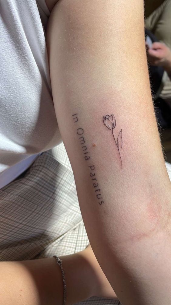 hình xăm tulip và dòng chữ ý nghĩa