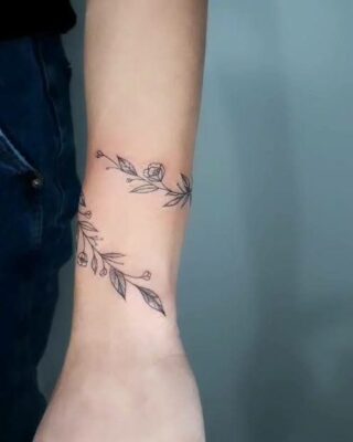 Hình xăm vòng lá cây là hoa nhỏ xinh cho nữ