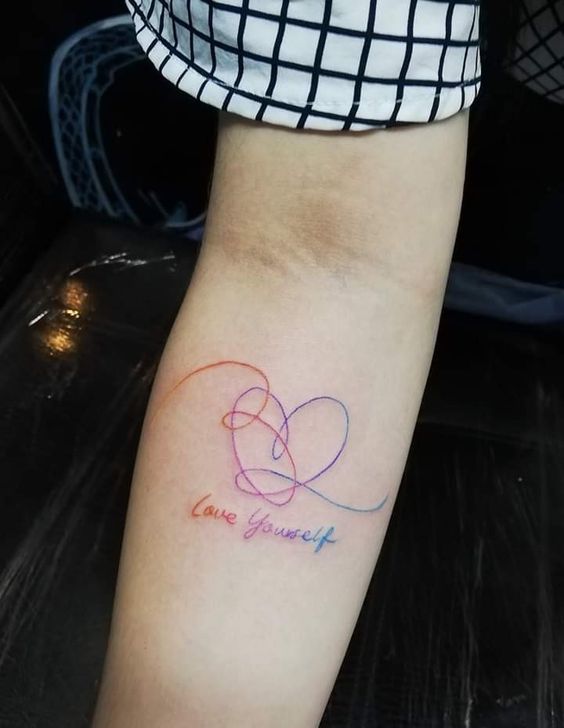 hình xăm yêu bản thân màu cầu vồng