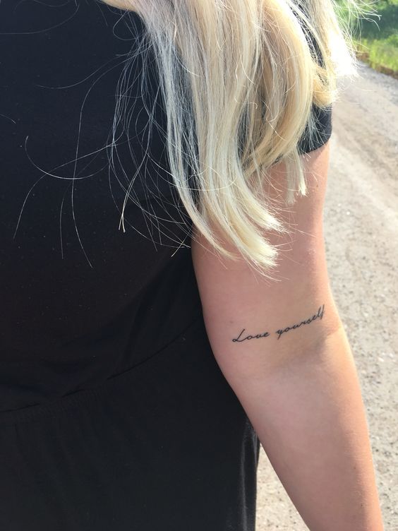 hình xăm yêu bản thân ở cánh tay mẫu 8