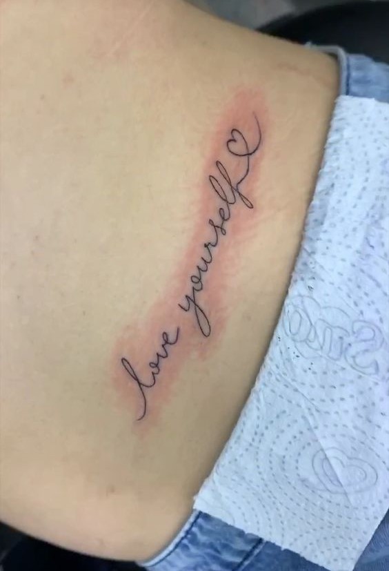 hoàn thành hình xăm chữ cho khách