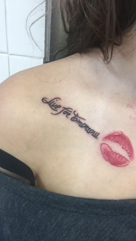 hút mắt với mẫu tattoo nụ hôn trước ngực hút mắt với mẫu tattoo nụ hôn trước ngực