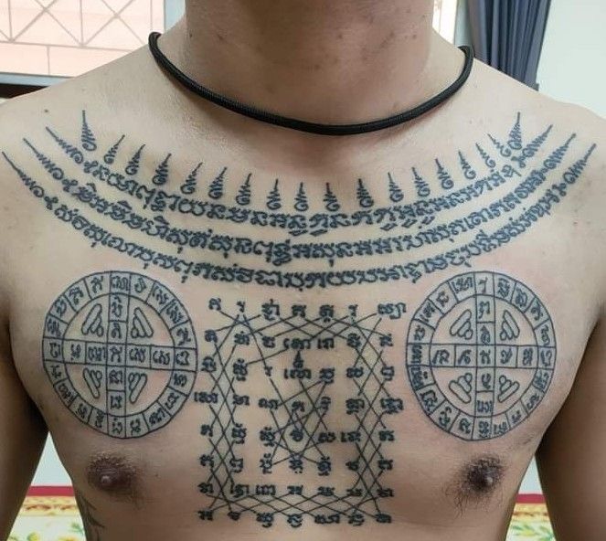 kiểu tattoo Yantra kín lồng ngực anh khách