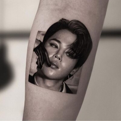 kiểu tattoo ảnh đen trắng thành viên nhóm nhạc Kpop