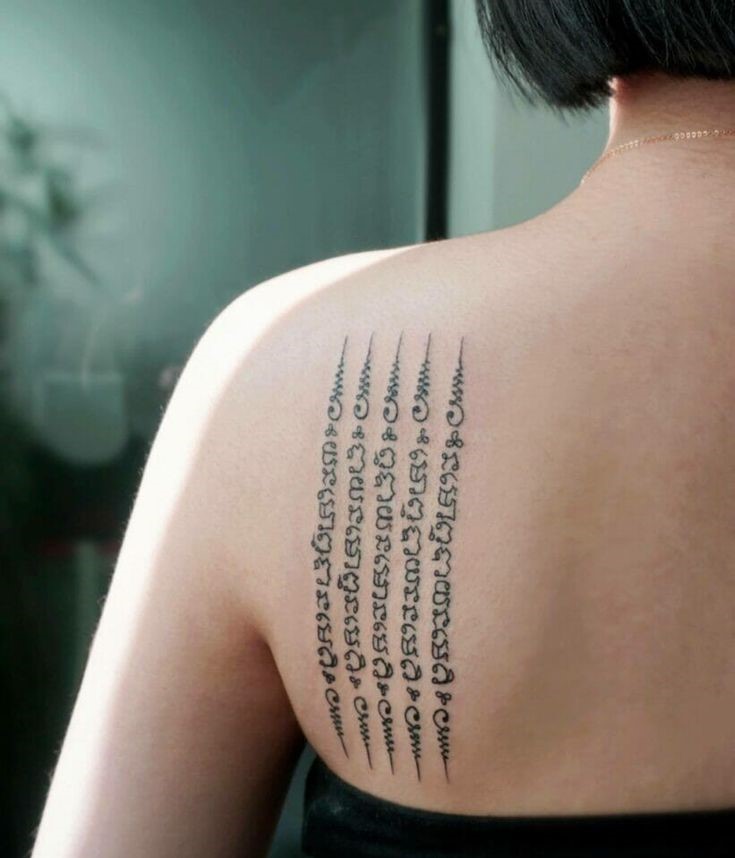 kiểu tattoo bùa chữ may mắn sau lưng