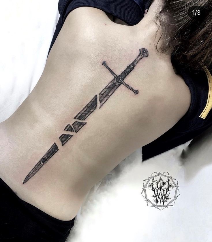 kiểu tattoo cây kiếm dọc sống lưng