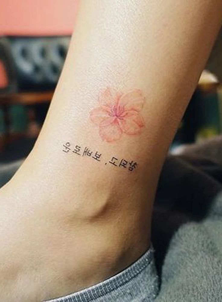 kiểu tattoo chữ hàn quốc kết hợp bông hoa
