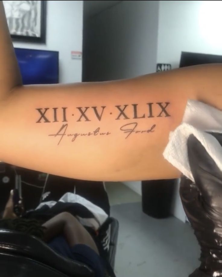 kiểu tattoo chữ la mã ngày sinh ở bắp tay