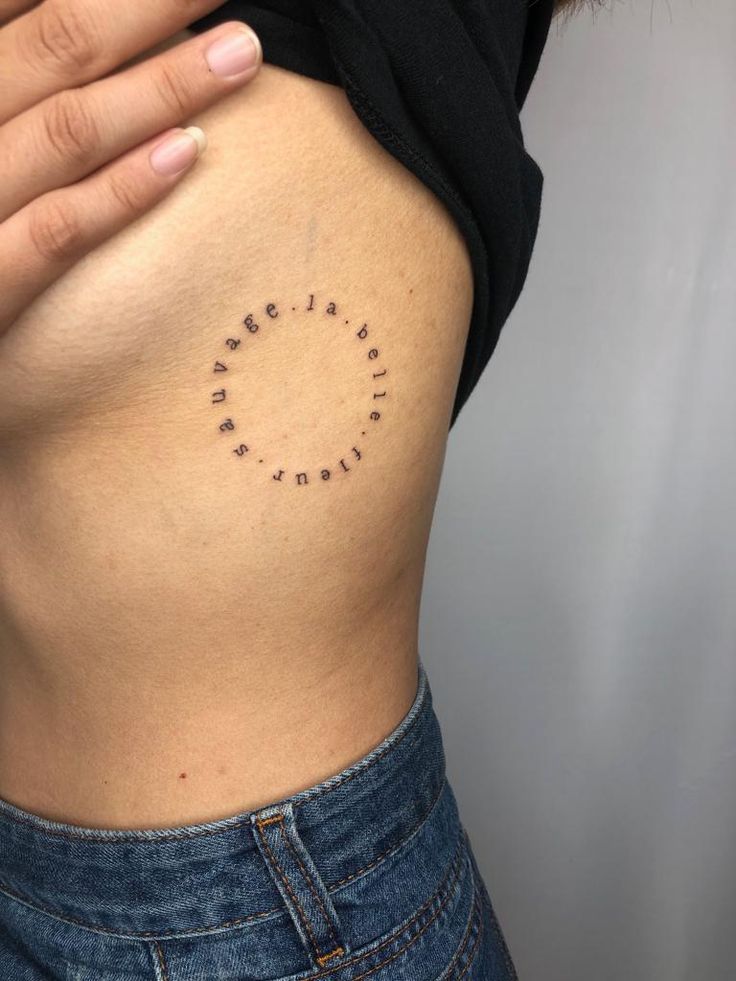 kiểu tattoo chữ vòng tròn ở sườn ngực