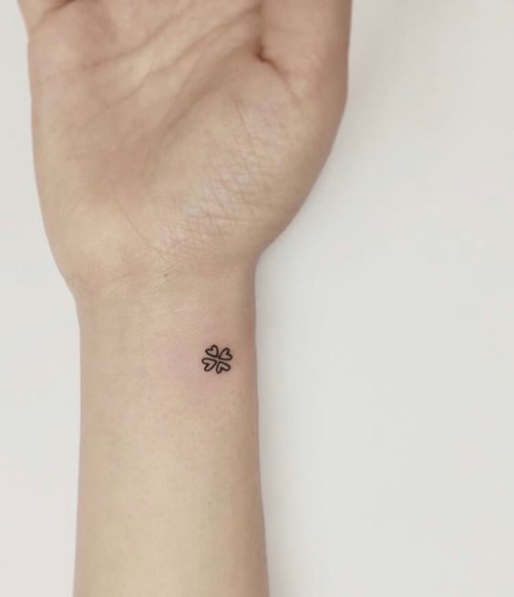 kiểu tattoo cỏ 4 lá mini đẹp