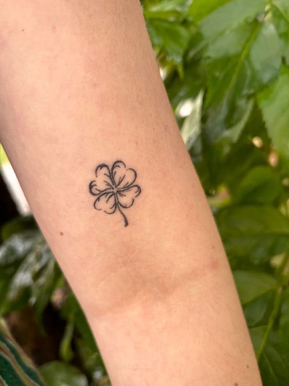 kiểu tattoo cỏ bốn lá nghệ thuật