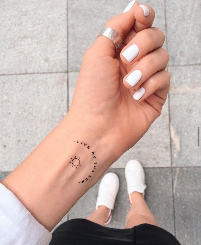 kiểu tattoo cổ tay mẫu vòng tròn chữ