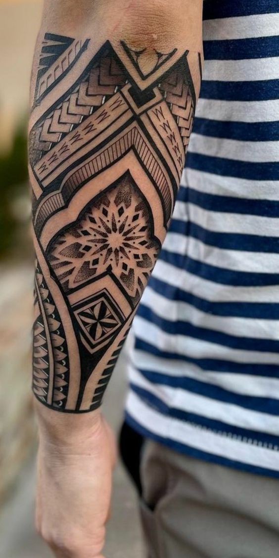 kiểu tattoo họa tiết với điểm nhấn bông hoa