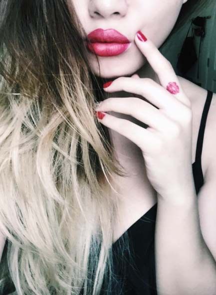 kiểu tattoo kẽ ngón tay nụ hôn mini kiểu tattoo kẽ ngón tay nụ hôn mini