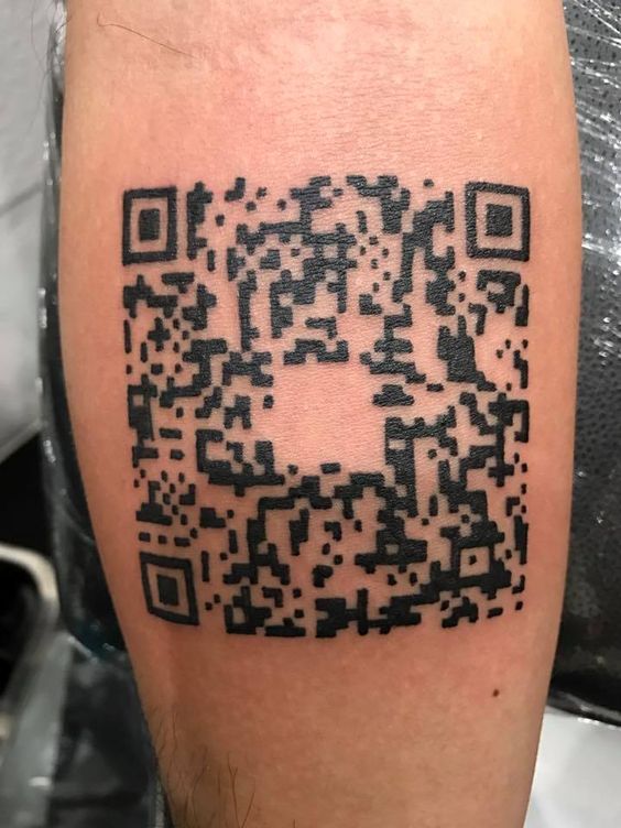 kiểu tattoo mã qr trên cẳng tay