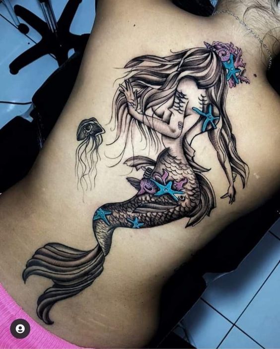 kiểu tattoo nàng tiên cá ở sau lưng