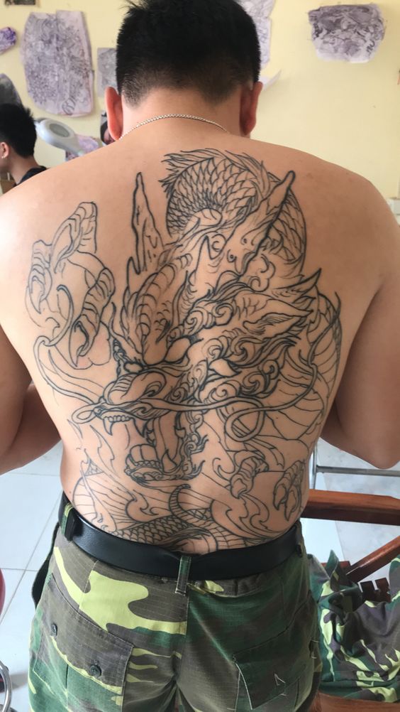 kiểu tattoo rồng 800 triệu kín lưng