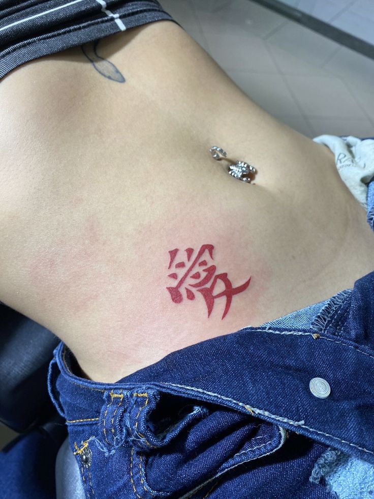 kiểu tattoo trên bụng mẫu chữ trung quốc