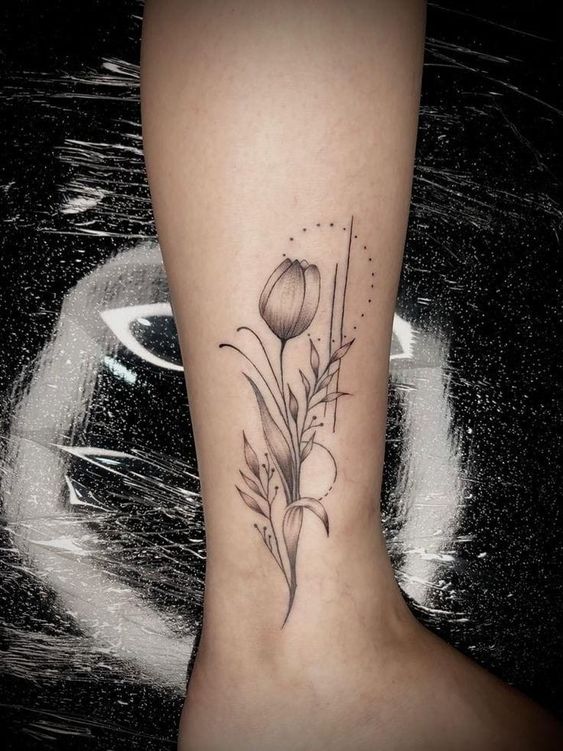 kiểu xăm hoa tulip được biến tấu lạ mắt