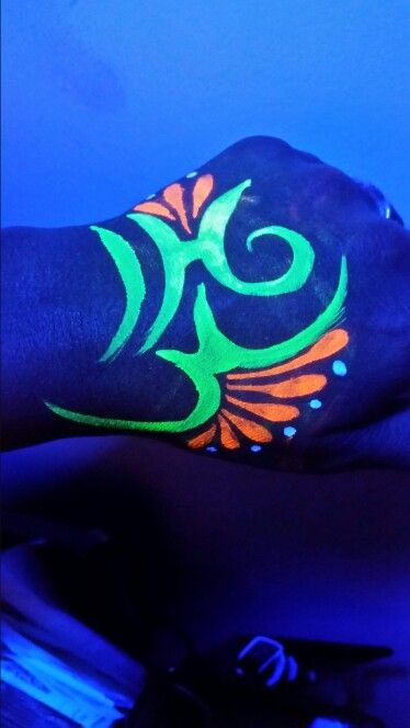 kiểu xăm màu xanh và cam