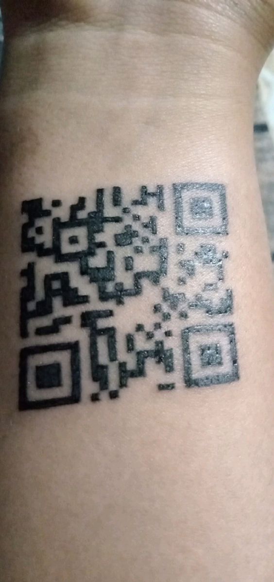 kiểu xăm qr trên cổ tay