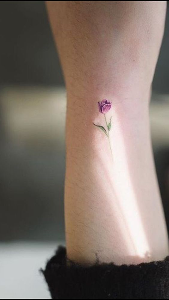 kiểu xăm tulip nhỏ xinh ở cổ tay cho nữ