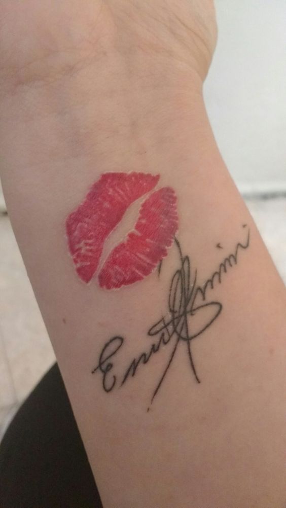 lạ mắt với kiểu tattoo nụ hôn trên cổ tay lạ mắt với kiểu tattoo nụ hôn trên cổ tay