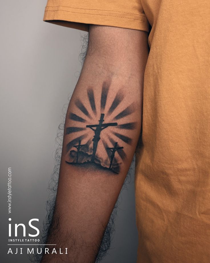 lạ mắt với mẫu tattoo thánh giá độc đáo
