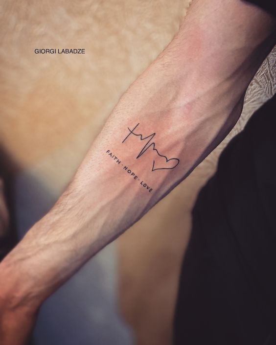 lịch lãm với mẫu xăm nhịp tin trên tay