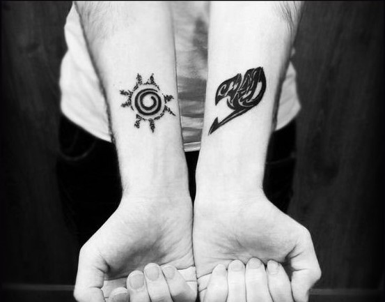logo naruto và fairy tail trên cánh tay