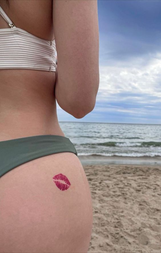 lựa chọn xăm nụ hôn sexy trên mông lựa chọn xăm nụ hôn sexy trên mông