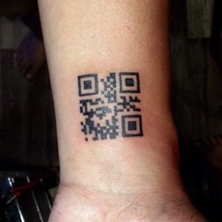 mã qr được xăm trên cổ tay