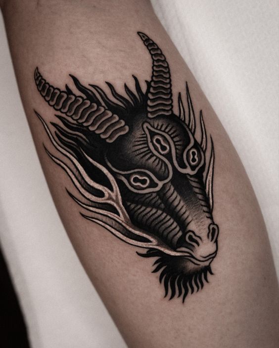 mạnh mẽ với mẫu tattoo đầu dê trên tay