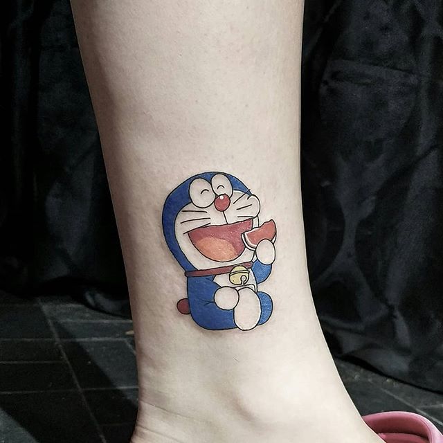 mẫu hình tattoo doraemon ăn bánh rán