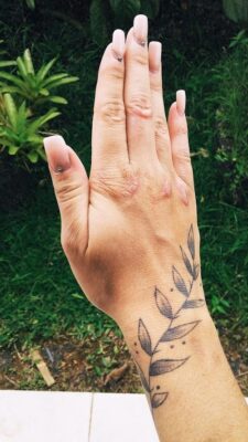 Mẫu hình xăm lá cây phù hợp với các bạn nữ