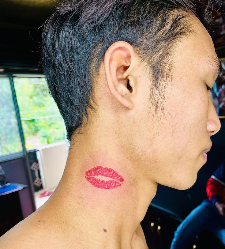 mẫu nụ hôn xăm trên cổ anh khách mẫu nụ hôn xăm trên cổ anh khách